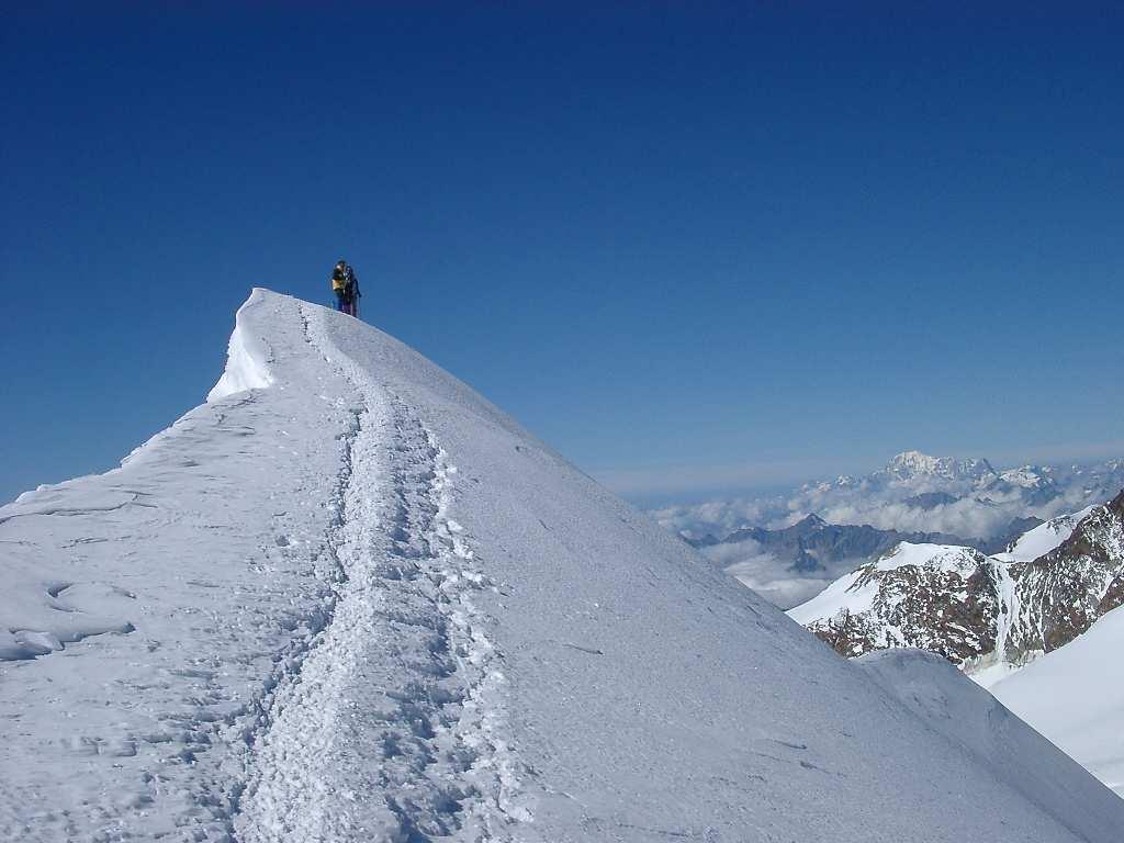 Para ascender a la cumbre llegaremos caminando hasta el refugio Vittorio Emmanuel II (2.735m) donde pasaremos la noche y descansaremos para subir a la cumbre. Media Pensión.