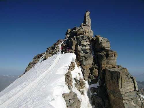 Desde la cumbre tendremos unas vistas extraordinarias sobre el Cervino y el Mont Blanc, dos de los grandes colosos de los Alpes.