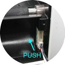 Pulse las teclas en la cara delantera hacia el interior para abrir la cubierta. Abra la unidad mecánica de impresión pulsando los pivotes verdes de cierre.
