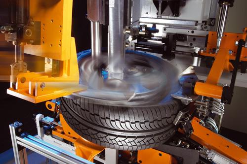 Todos los pasos de montaje de ruedas combinados en una máquina: Diseño de fácil mantenimiento: los neumáticos y las llantas son transferidos a la misma altura Identificación y lubricación de