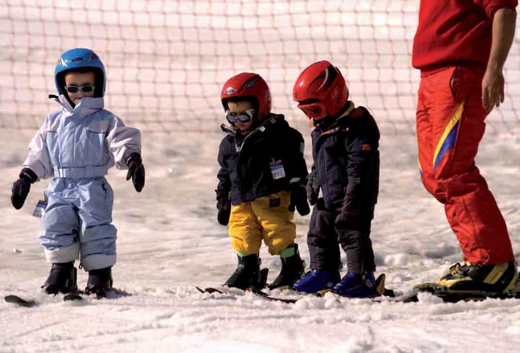 Per iniciar-se en la pràctica de l esquí infantil fa falta un bon equipament, amb casc inclòs. A la imatge, petits a punt a l estació de Boí Taüll.
