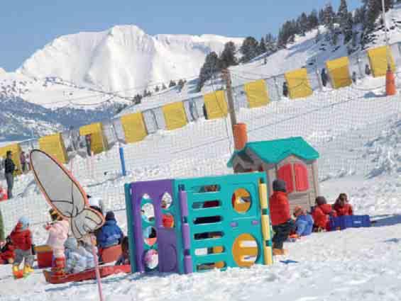 Parc de neu a Baqueira-Beret, curs d iniciació a l esquí alpí a l estació d Espot Esquí (foto inferior) i nens practicant l esquí nòrdic a Lles.