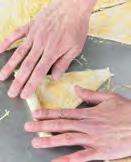 PREPARACIÓN Y FERMENTACIÓN Distribuir 200 g de relleno de queso entre los triángulos.