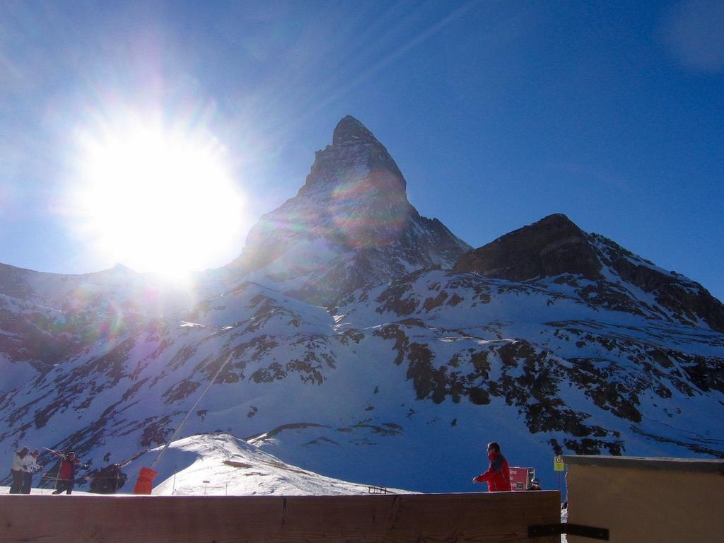 Matterhorn Otra de las excursiones más bonitas que se pueden hacer en Suiza es desplazarse hasta Zermatt, el pueblo que acoge en su ladera el famoso pico Matterhorn (Cervino), que aparece en todos