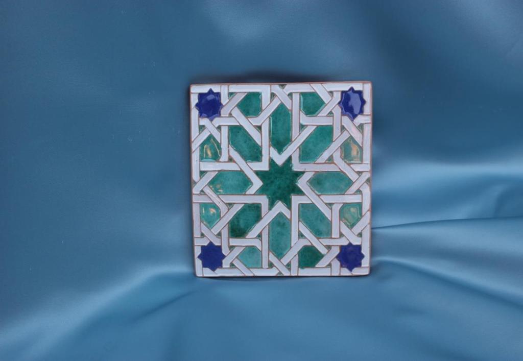 CERÁMICA : Reproducción de azulejos TALLER: JOSE MARIA CAMPOS DESCRIPCIÓN: lnspiración de azulejo geométrico Patio de