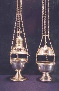 INCENSARIO TURÍBULO: O generalmente tiene una cruz bordada. Es una vasija de metal en forma de vaso, en el cual se quema el incienso durante las celebraciones litúrgicas solemnes.