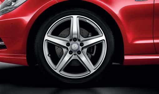 personalización CLS 350 CDI BlueEFFICIENCY en designo rojo circonita Atributos del paquete deportivo AMG en el exterior: faldones AMG delante y detrás parrilla del radiador de
