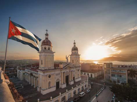 Día 22 Octubre.- SANTIAGO DE CUBA Desayuno en el hotel. Visita a la ciudad de Santiago de Cuba, recorrido por el centro histórico, el Parque Carlos Manuel de Céspedes y La Plaza de la Catedral.