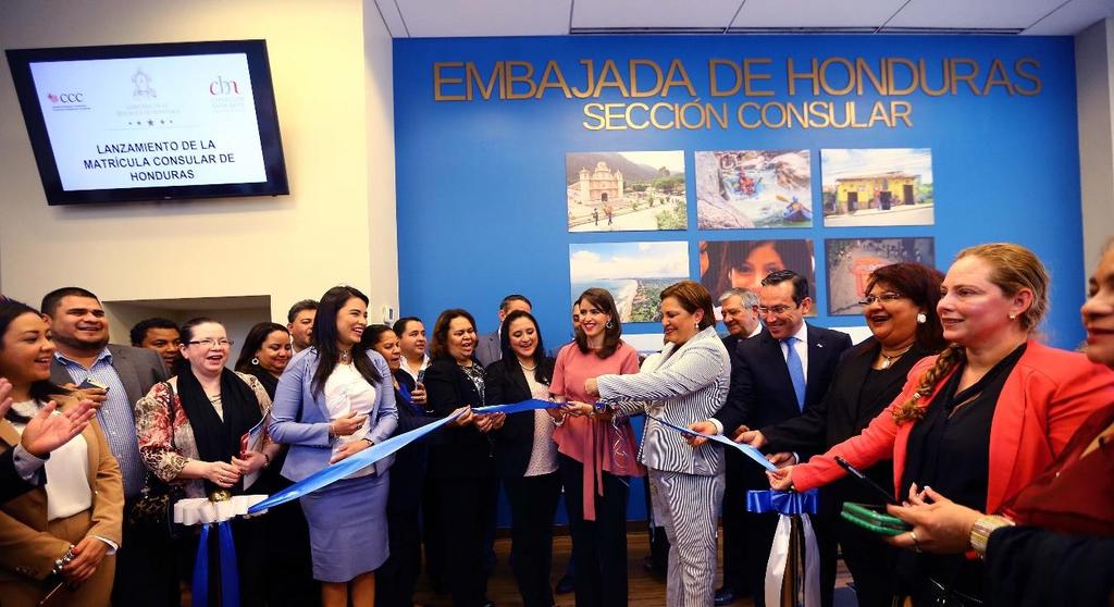 Hondureños ya pueden obtener su Matrícula Consular en Estados Unidos - El proyecto, que fue iniciativa de inmigrantes hondureños, beneficiará a 150,000 compatriotas al año.