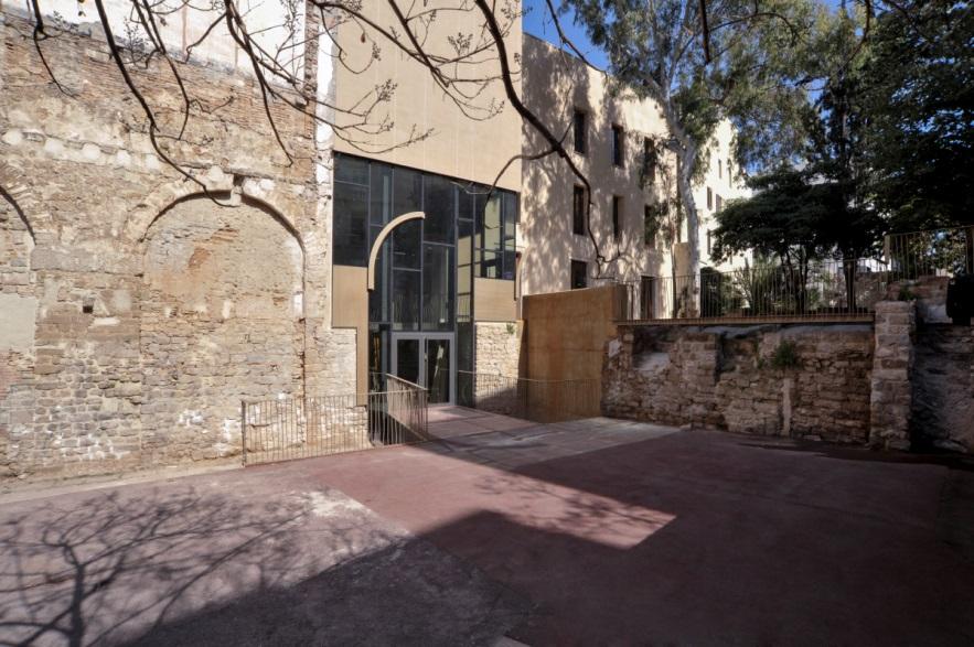 » Nota de Premsa 7 de març de 2018 Barcelona cedeix un edifici municipal a Ca la Dona, espai feminista de referència de la ciutat» L Ajuntament de Barcelona inverteix 3ME a l edifici per a millores i