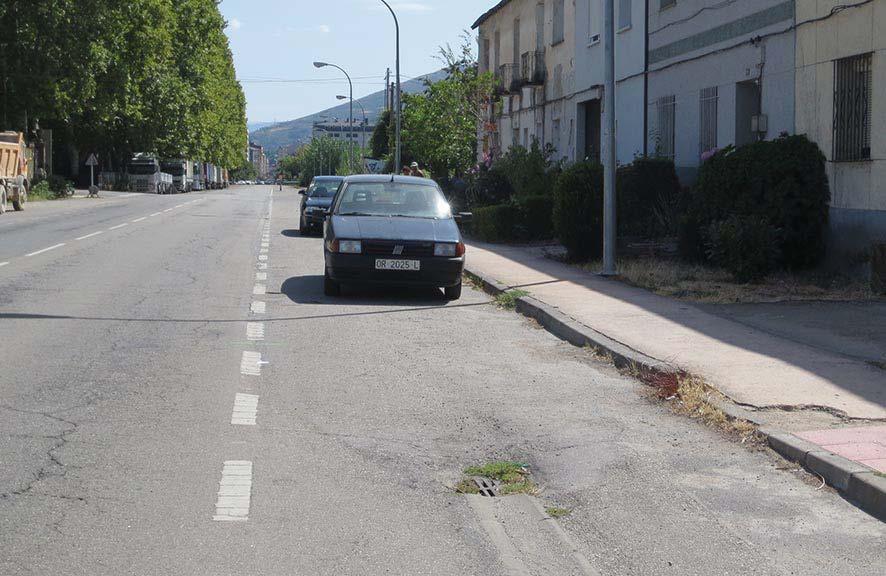 rejilla de la alcantarilla rectangular (suelo) B En la Avenida de Galicia (carretera N-536), dirección Oeste de entrada a