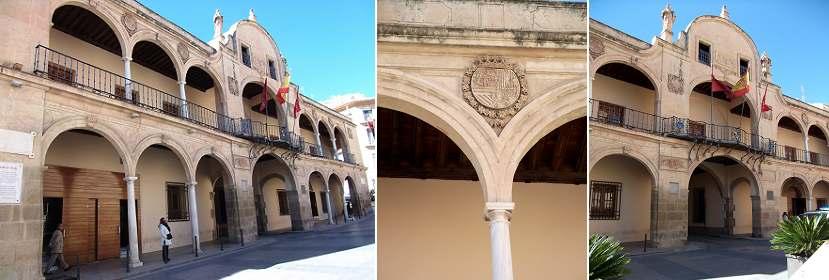 ❹ Y sendos escudos a los lados de la puerta del balcón. Musso el izquierdo y Alburquerque. Y continuamos hasta el Ayuntamiento y la plaza de España.