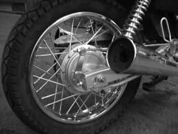 FRENO TRASERO Ajuste del freno trasero: 1. Apoye la motocicleta en su soporte 2.