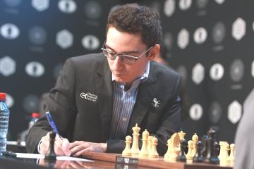 O site do Xadrez - 68/81 Caruana: Aunque flojeó en la primera vuelta (siete empates) y ha desperdiciado varias posiciones muy ventajosas, se mantiene invicto y es quien ha mostrado un ajedrez más
