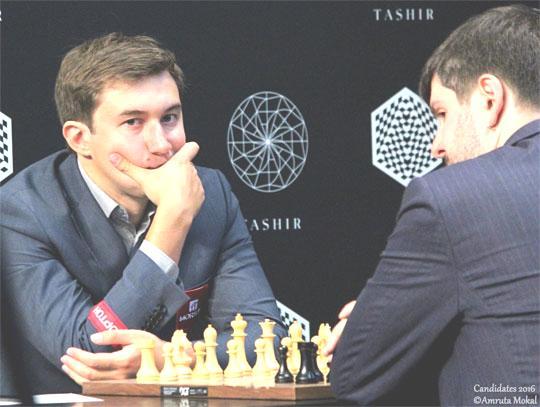 O site do Xadrez - 7/81 Sergey Karjakin vs Peter Svidler Resultó que la modesta configuración de Svidler pronto cobró potencia, cuando todas sus piezas comenzaron a coordinarse perfectamente.