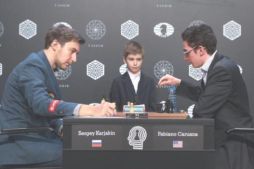 O site do Xadrez - 74/81 Candidatos R14: Kariakin triunfa por su dureza 28/03/2016 Sergey Karjakin y Fabiano Caruana entraron en la última ronda del Torneo de Candidatos, empatados por puntos en el