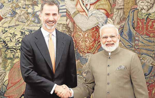 PÁGINAS: 41 TARIFA: 1839 ÁREA: 294 CM² - 31% O.J.D.: 15115 E.G.M.: 186000 El Rey saluda al primer ministro indio, Narendra Modi, ayer durante su visita a España.