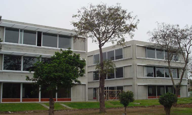 110 Pabellón de Talleres de la Facultad de Arquitectura de la Pontificia Universidad Católica del Perú La Facultad de Arquitectura se crea en el año 2001 y se construye sus primeras edificaciones en