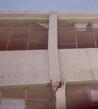 16 Fotos del Colegio Ángela Barrios de Mendoza, ubicado en la ciudad de Moquegua, que resultó seriamente afectado en el sismo del año 2001.