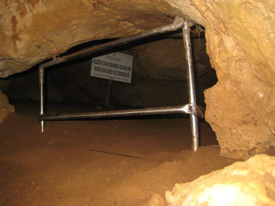 Foto 9. Entrada de cova Llarga donde se puede apreciar el sistema de cierre que se ha instalado, la barra central impide el acceso al interior de la cavidad.