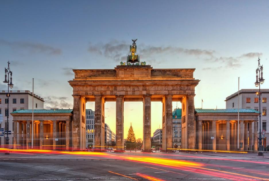 Por la tarde, Visita panorámica de la ciudad de Berlin, con Potsdamer Platz, el Kurfürstendamm, los archivos de la Bauhaus, el Distrito Diplomático, a la Columna de la Victoria, el espléndido Palacio
