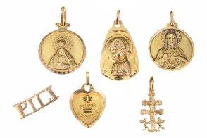 455 Sevilla Tres medallas, dos colgantes y una cruz de oro. Hay grabados. Peso: 10,10 g.