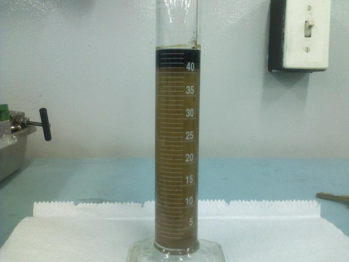 CAPÍTULO IV PARTE EXPERIMENTAL 68 Desplazamiento ASP/Petróleo-Agua (proceso de recobro mejorado (RQ)) Finalmente, al proceso de desplazamiento con agua comienza la inyección de químicos, primero se