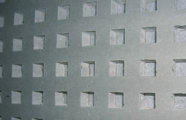 Cuando las estructuras está cada 60 cm, la placa se fija perimetralmente y en las fajas sin perforaciones.