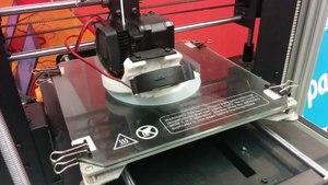 Impresoras que inyectan polímeros Determinadas impresoras usan filamentos de PLA, ABS, TPUV, Nylon, (filamento de plástico termoplástico), estas funden el plástico construyendo con él capas muy finas