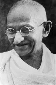 EN CADA DIFICULTAD Gandhi (1869-1948): NO HABRÁ
