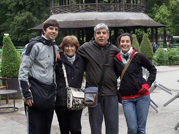 ADIMRA Filial Mar del Plata Mi hija Paula con su esposo José Luis y sus hijos Romina y Marco.