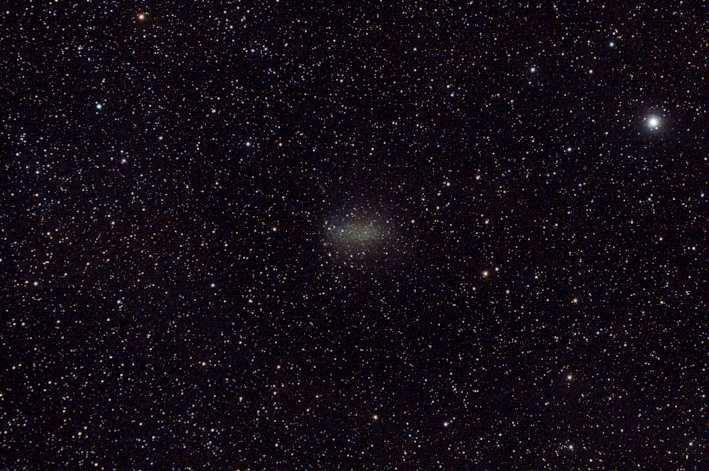 Objeto: C057 ( NGC 6822 ) Tipo: Galaxia Clase: Ir+ Constelación: Sagittarius AR: 1944.9 Dec: -1448 Magnitud: 9 Distancia (a.l.): 1,6 millones Eje Mayor: 15.4 m F (mm): 700 Eje Menor: 14.