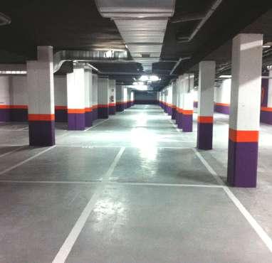 En garaje y otras zonas de circulación de vehículos se colocará el pavimento adecuado (hormigón pulido con acabado en