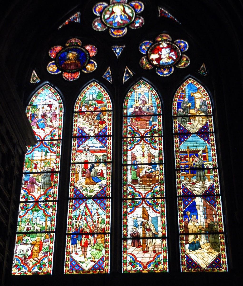 Las vidrieras Las vidrieras cumplían una triple función: protegían del frío, creaban una luz coloreada y un espacio espiritual en el interior de la catedral, y simbolizaban la luz divina.