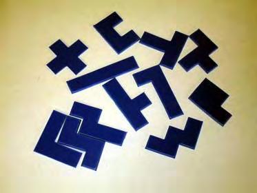 Pentaminós Son 12 figuras distintas formadas cada una de ellas por cinco cuadrados iguales (pentaminós).