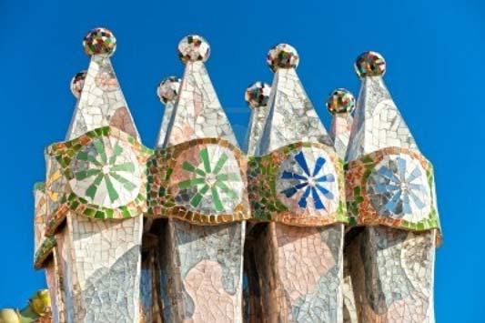 Itinerari Casa Batlló La Casa Batlló és un edifici dissenyat per l'arquitecte Antoni Gaudí, màxim representant del modernisme català, entre 1905 i 1907.