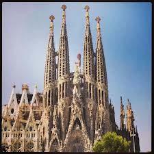 Sagrada família El Temple Expiatori de la Sagrada Família, basílica coneguda habitualment com la Sagrada Família, és un dels exemples més coneguts del modernisme català i que ha esdevingut tot un