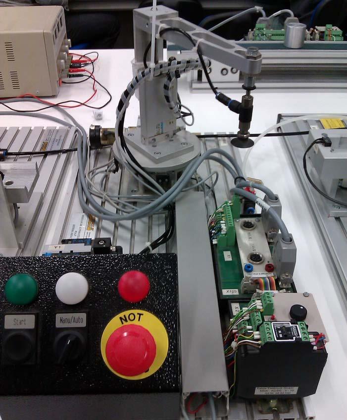 2. MANIPULADOR ELECTRONEUMÁTICO La maqueta simula un sistema mecánico capaz de trasladar piezas desde una posición a otra.