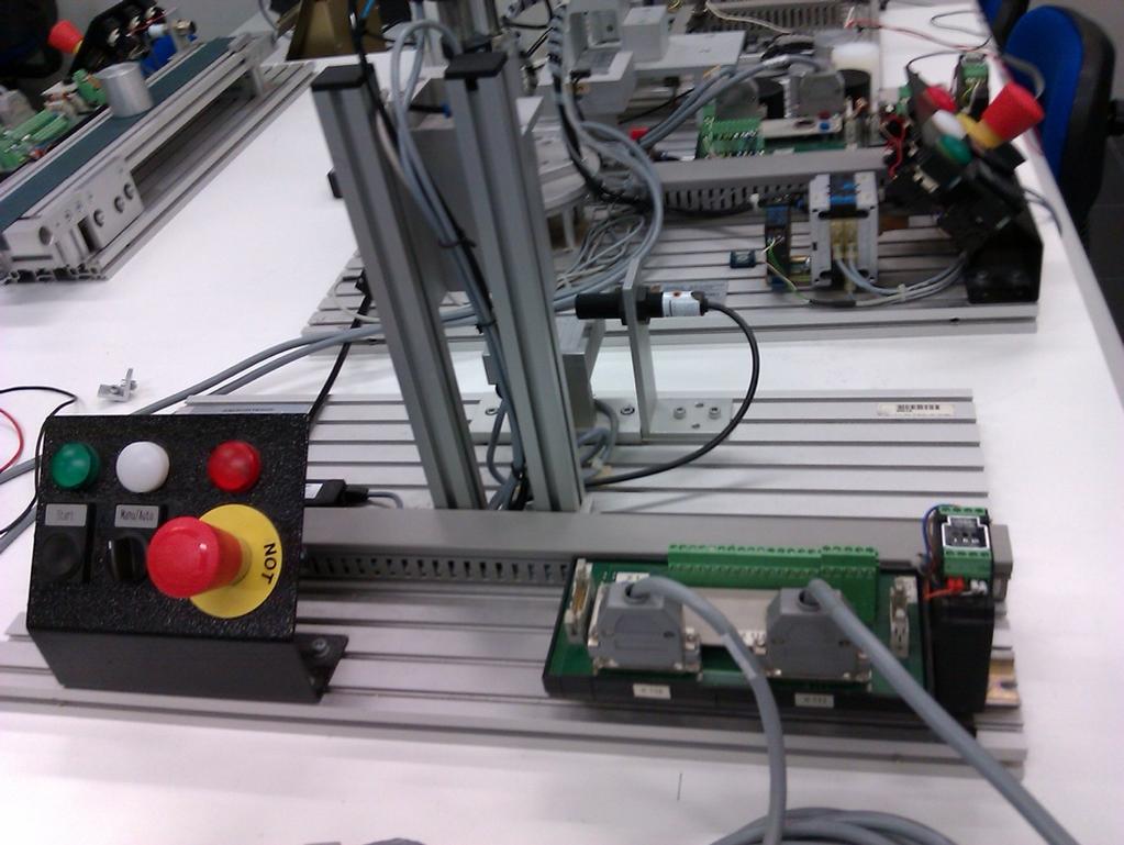 3. MÓDULO DE RECONOCIMIENTO Y MEDICIÓN La maqueta simula un sistema de reconocimiento de piezas. Cuenta con tres sensores: un sensor óptico, un sensor inductivo y uno capacitivo.