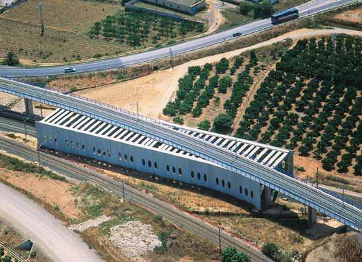 ( La futura línea tiene 108 km en servicio, 527 en obras, 32 en licitación y 88 en proyecto Paso superior sobre una pérgola para salvar una línea férrea en tierras de Valencia.
