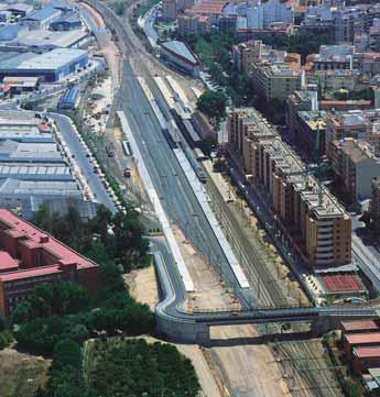 El viaducto singular de Contreras guración de las vías de entrada a la misma; así como la construcción de una variante de trazado de doble vía electrificada hasta el apeadero de Torrellano, con el