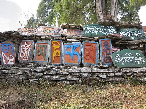 Finalizaremos con la visita al monasterio de Pema Yangtse, construido en el siglo XVII por Latseen Chembo, uno de los tres lamas que consagraron al rey, es uno de los más antiguos de todo Sikkim.