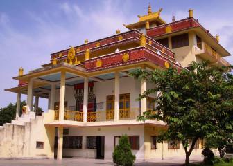 El Sanga-Choling es también uno de los monasterios más antiguos de la región, un lugar de extraordinaria belleza al que se ha de acceder a pie en su tramo final.