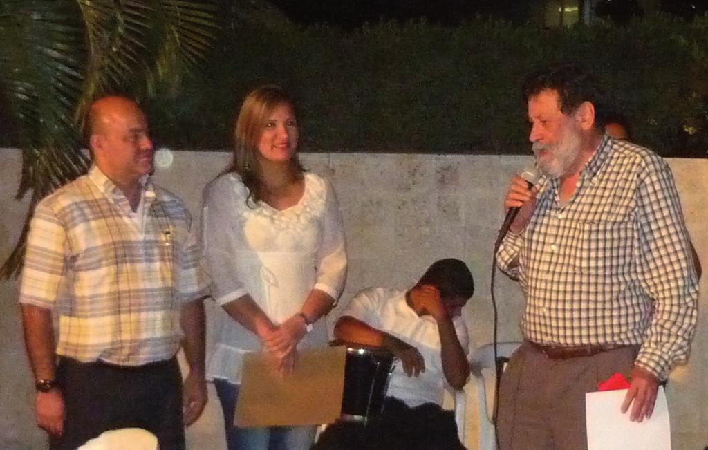 Octubre / 2012 13 Novartis Animal Health hace un reconocimiento al Dr. Víctor Cotrino De izquierda a derecha: Dr.