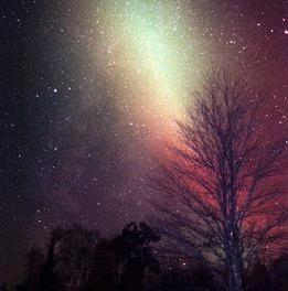 La Vía Láctea brilla a través de la aurora boreal durante una tormenta geomagnética.