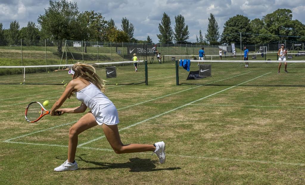 PROGRAMA DEPORTIVO: 20, 30 o 35 horas de entrenamiento de tenis a la semana dependiendo del tipo de intensidad de inglés que elija el estudiante.