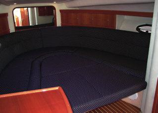 3,15 x 2,40 m Capacidad de asientos 6 Cofres interiores asientos Mesa Armarios Dinette, convertible en cama de 2,17
