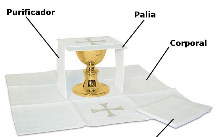 Patena Corporal: es un lienzo cuadrado que se sitúa a partir de la presencia de los dones sobre el altar para depositar en él el pan y el vino