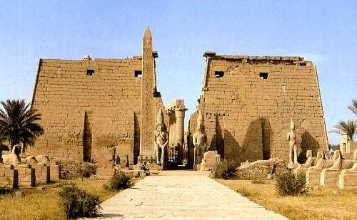 Terminaremos el crucero en Aswan donde realizaremos una visita al Templo Philae y Abu Simbel para desde ahí embarcarnos en otro crucero por el Lago Nasser descubriendo las bellezas que envuelven
