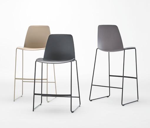en UNNIA chairs are produced with an extensive and varied range of bases that allow the chairs to adapt to different spaces and contexts. The bases are available in a broad choice of finishes.